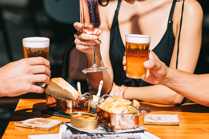 Amigos bebendo cerveja e assistindo jogo de futebol