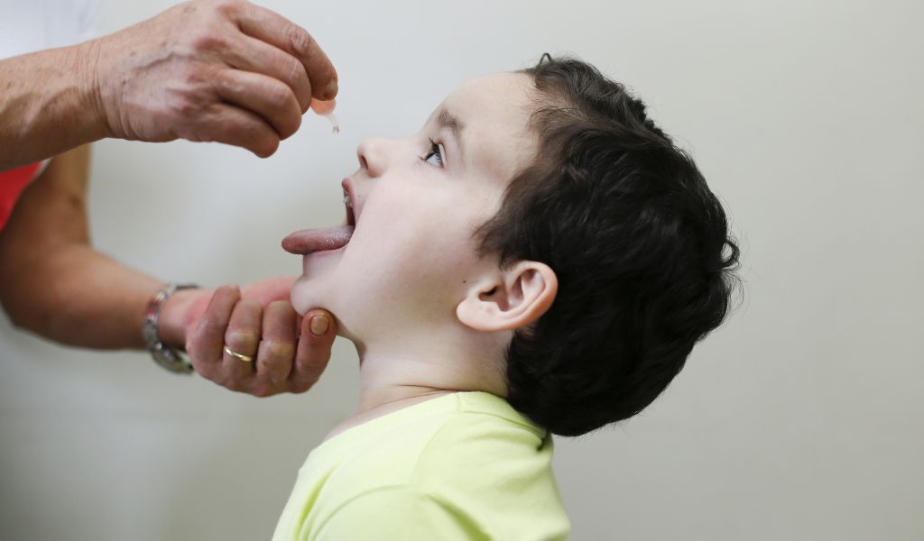 Vacina poliomielite: para que serve e quem deve tomar 