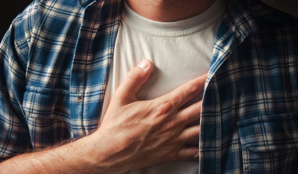 Dor no peito: o que pode ser e como diagnosticar?