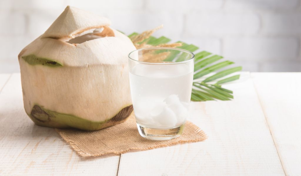 6 benefícios da água de coco para a saúde